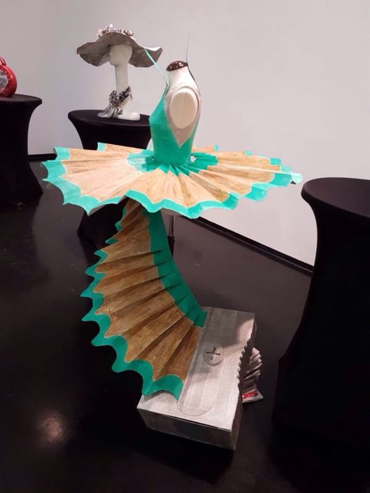 Proyecto diseño traje de papel para Moda Cálida presentado por la marca Chela Clo realizado por el Taller de Proyectos creativos asiDeCool.
