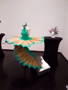 Proyecto diseño traje de papel para Moda Cálida presentado por la marca Chela Clo realizado por el Taller de Proyectos creativos asiDeCool.