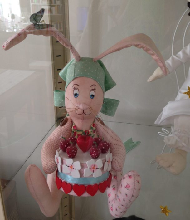Muñeco del personaje protagonista del cuento Alma y su pastel de la felicidad