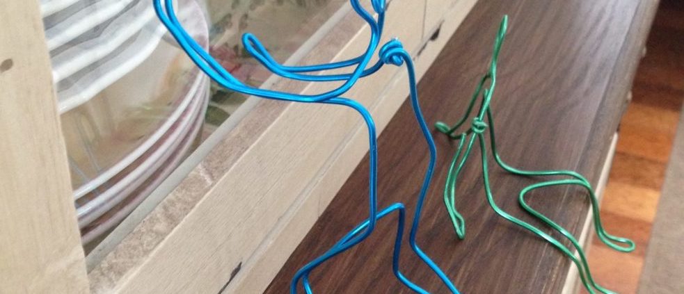 mini esculturas de alambre azul y verde realizada por el Taller de Proyectos creativos asiDeCool