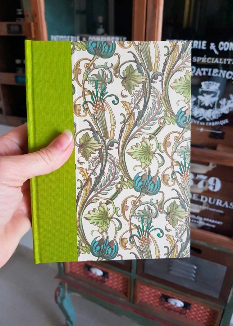Cuaderno con lomo de tela verde limón